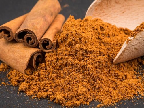 Canela em pó para preparar máscaras