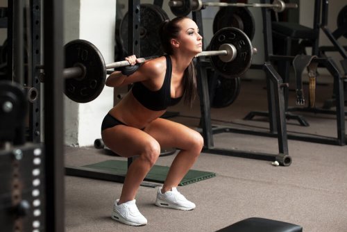 Mulher fazendo exercícios para queimar gordura