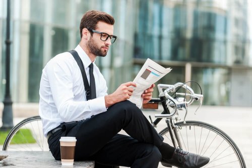 Homem lendo jornal