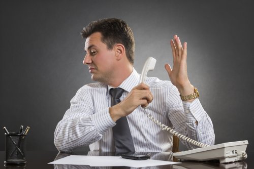Homem evitando falar pelo telefone