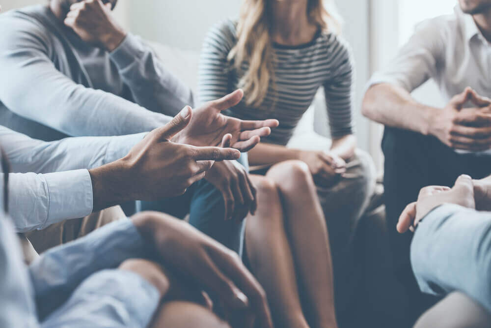 Amigos conversando em círculo