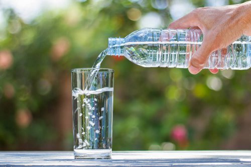 Beba bastante água para tratar infecções do trato urinário