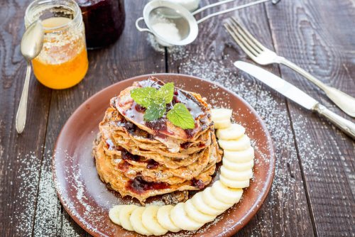 Café da manhã saudável: panquecas de aveia, banana, cacau e óleo de coco