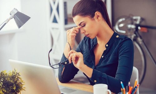 Os olhos podem inchar ao usar telas do computador durante muito tempo