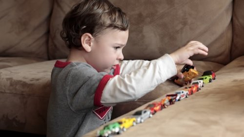 Bebê mostrando sinal de autismo
