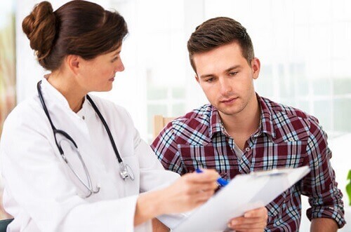 Médica explicando causas de dor nas costas ao paciente