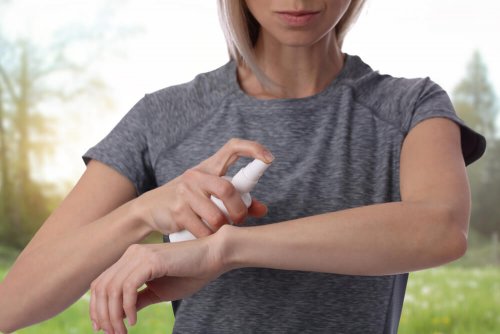 Moça aplicando uma loção anti-mosquitos caseira