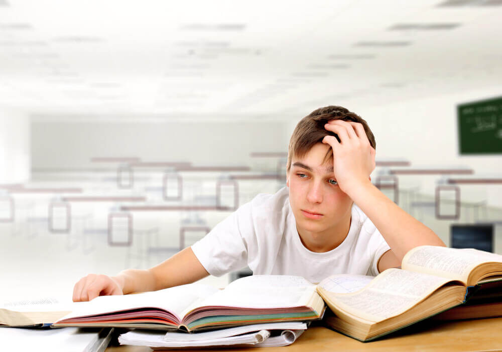 Jovem cansado estudando