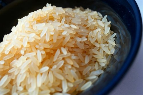 Arroz para fazer esfoliantes corporais