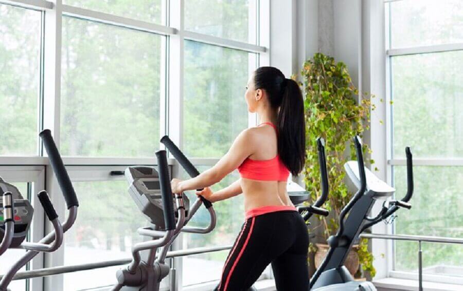 Mulher fazendo exercício na academia