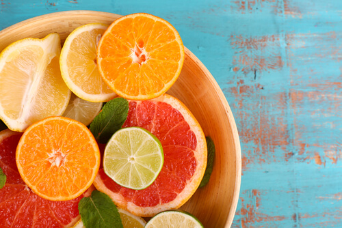 A falta de vitamina C é uma causa da pele seca