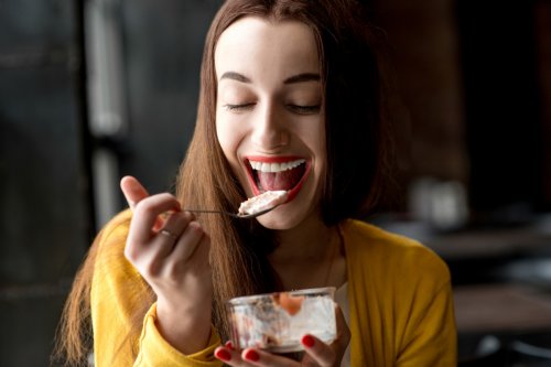 Mulher comendo uma sobremesa saudável