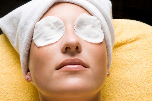 Os olhos podem inchar ao provar máscaras de rosto