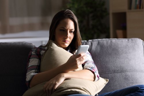 Não use dispositivos eletrônicos momentos antes de dormir