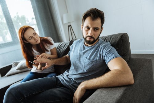 Mulher que não quer ficar sem o namorado