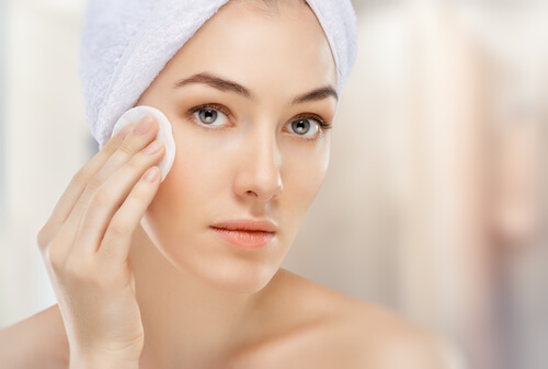 Mulher evitando o ressecamento da pele com produtos