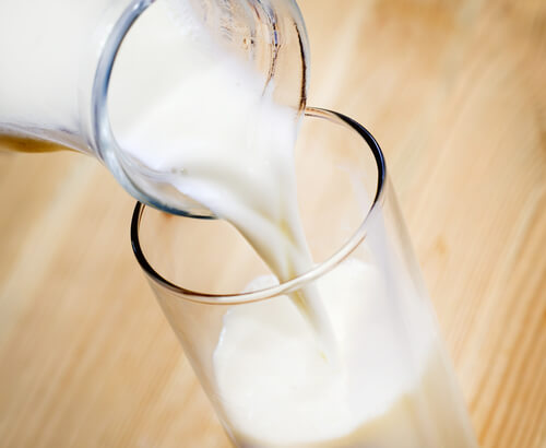 O leite ajuda a tratar o ressecamento da pele