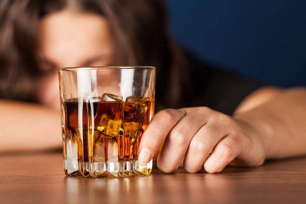 Mulher tomando bebida alcoólica