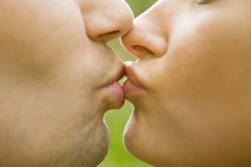 Casal dando um selinho
