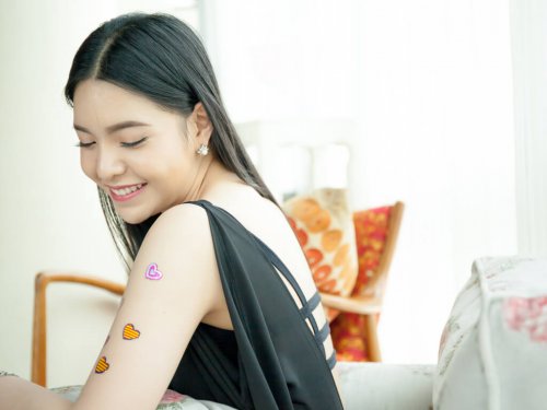 Moça com tatoos no braço