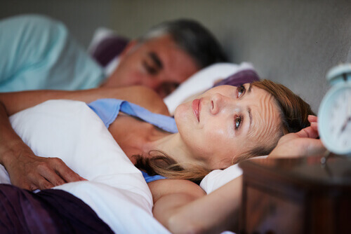 Mulher com insôniaporque seu parceiro fala de noite enquanto dorme