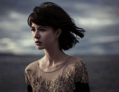 Mulher sofrendo de esgotamento emocional