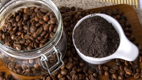 Grãos de café e café moído