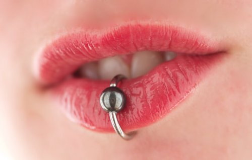 Piercing na boca de mulher