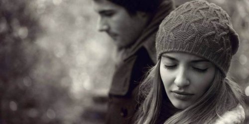 Moça triste juntoa um amor não correspondido