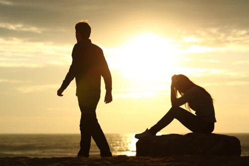 Moça triste porque seu amor não correspondido está indo embora