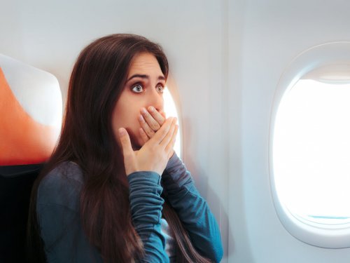 Mulher com vontades de vomitar no avião