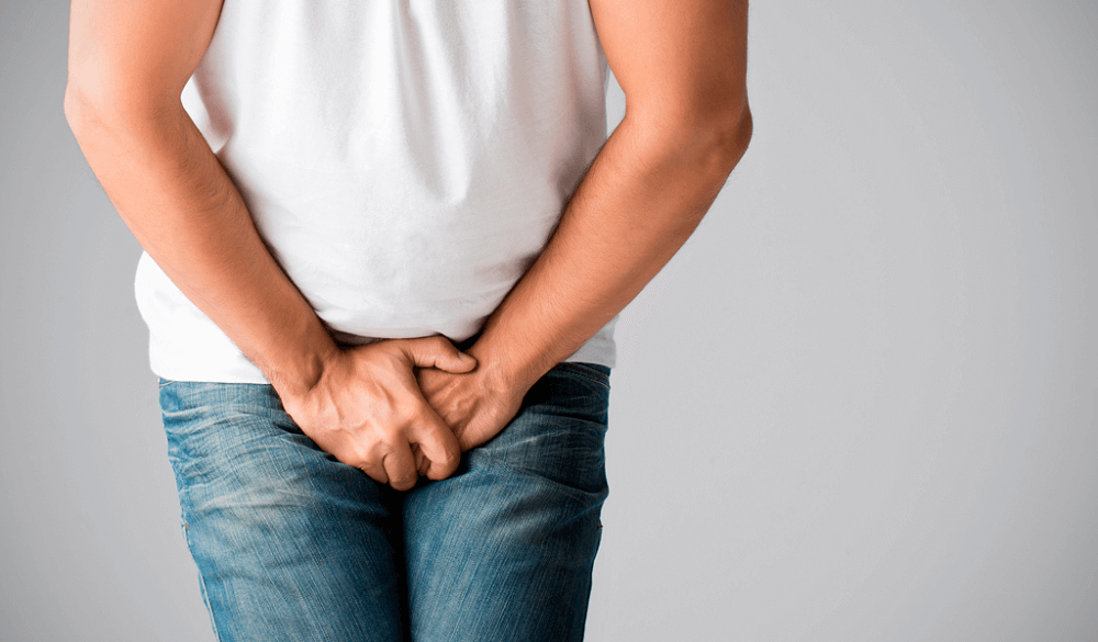 Pessoa retendo a urina