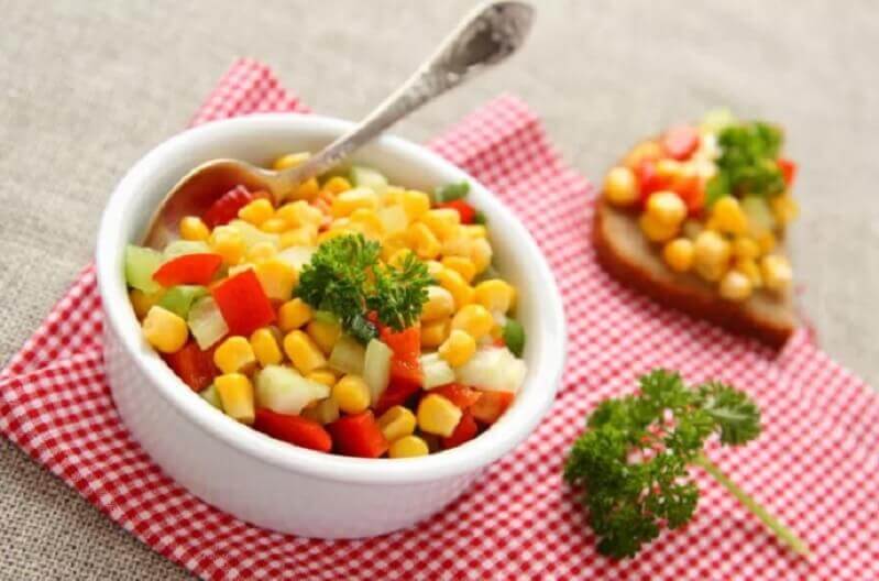 Salada de primavera com milho doce