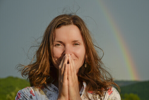 Mulher feliz com arco iris