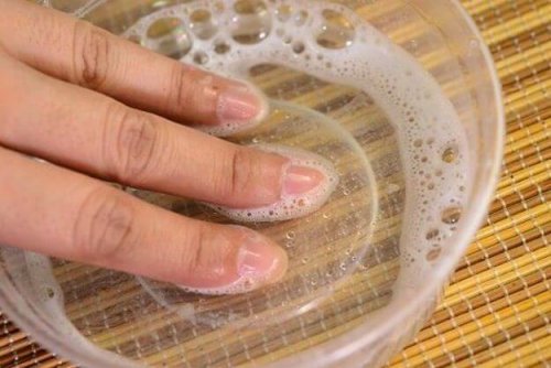 Água oxigenada serve para tratar fungos nas unhas