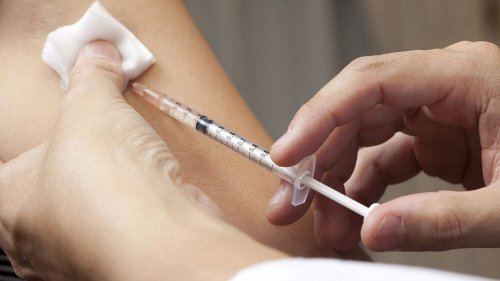 Pessoa se vacinando contra o HIV