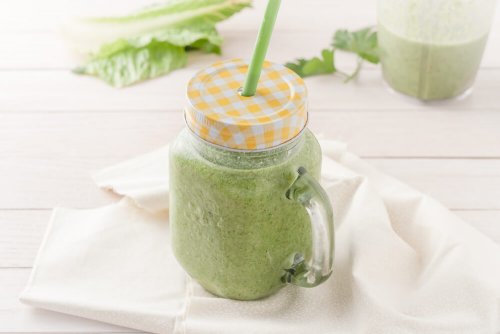 Suco verde com coentro