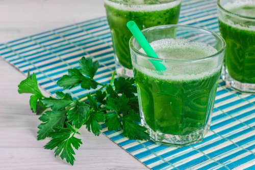 Suco verde de salsinha