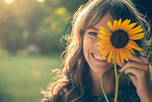 Mulher feliz com flor