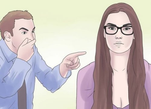 Homem agredindo verbalmente a uma mulher