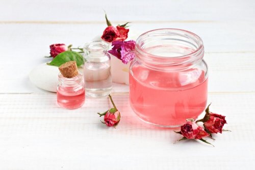A água de rosas pode ajudar a tratar a acne no rosto