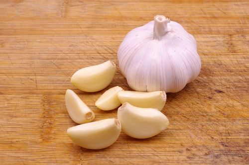 O alho pode ser usado para tratar a coceira vaginal