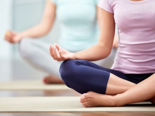 Mulher fazendo postura de yoga