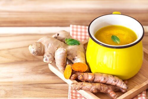 Bebida de cúrcuma e gengibre para emagrecer