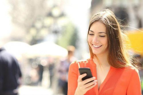 O uso do celular pode gerar má posturas e desencadear dor nas costas