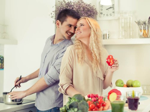 Mulher seduzindo seu parceiro na cozinha