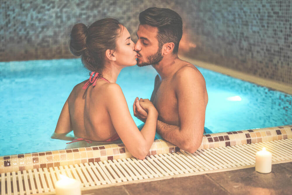 Casal se beijando na piscina