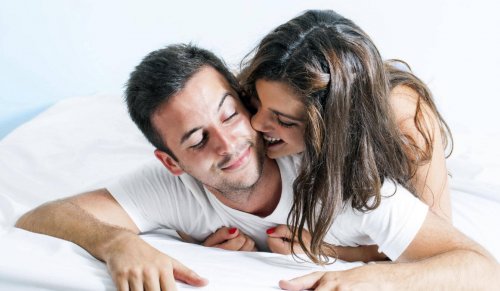 Casal se divertindo na cama