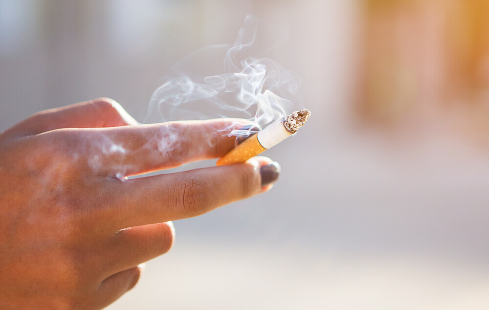 Pessoa fumando