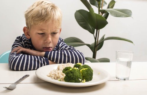 Criança que não quer comer vegetais